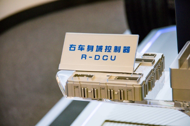 比亞迪e平臺(tái)4.0：耐振動(dòng)電解電容對(duì)域控制器壽命提升的工程實(shí)踐