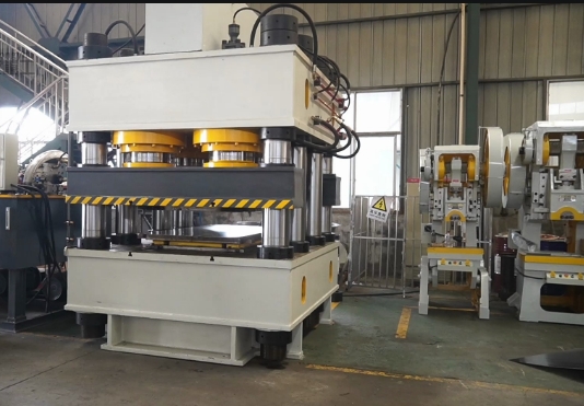 沖壓機(jī)捶打鋼板 沖壓機(jī)捶打鋼板