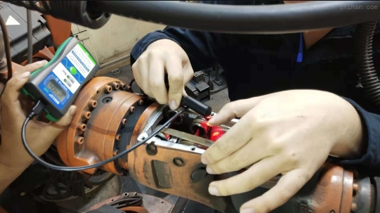 機器人自殺事件調查：電壓驟降導致控制芯片復位的元兇